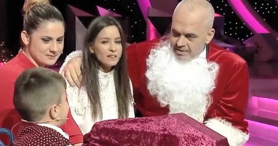 Απίστευτο βίντεο: Ο Αλβανός πρωθυπουργός εμφανίστηκε σε εκπομπή ντυμένος Άγιος Βασίλης!